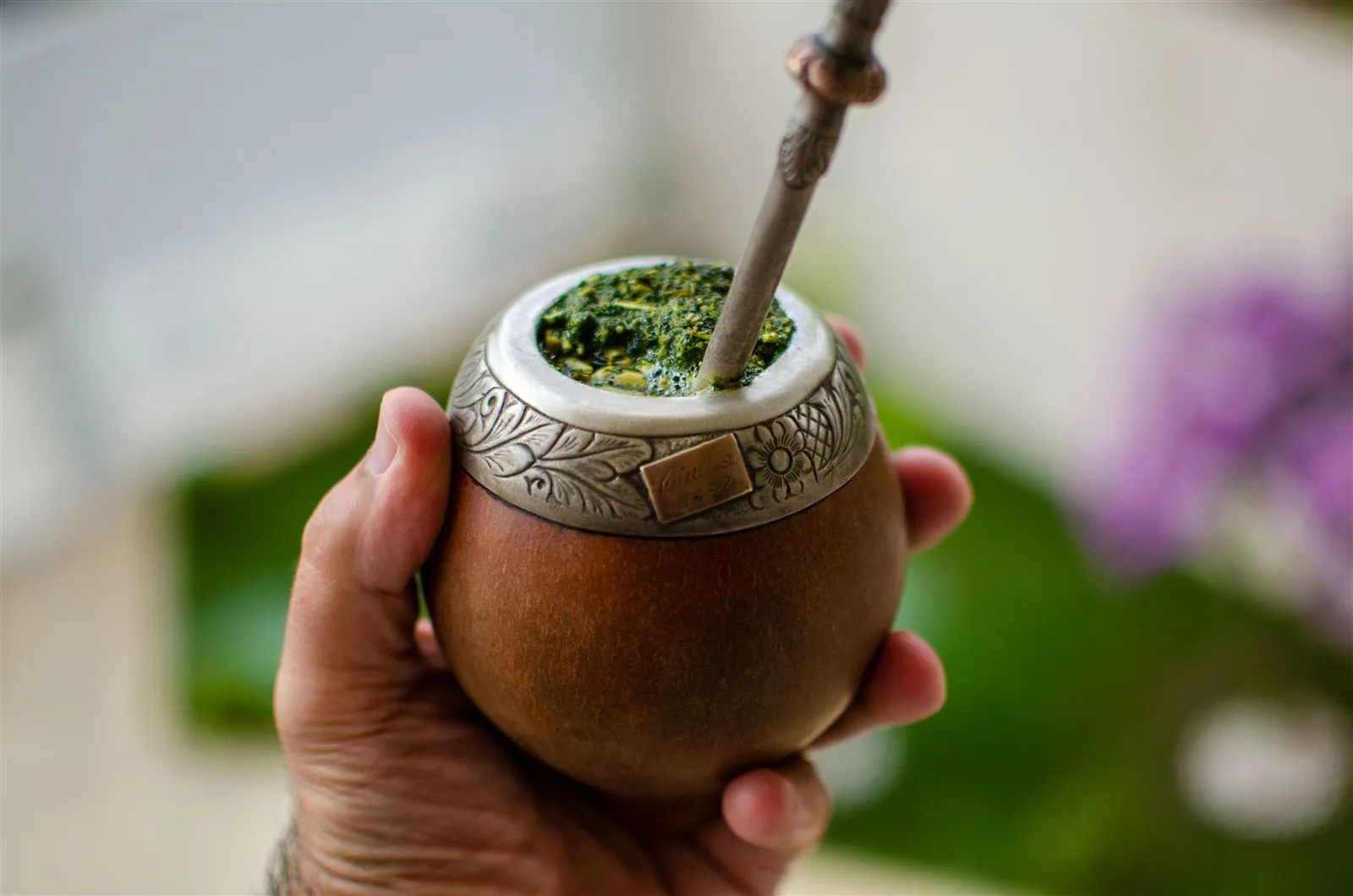 Mate kauss bombillaga käes