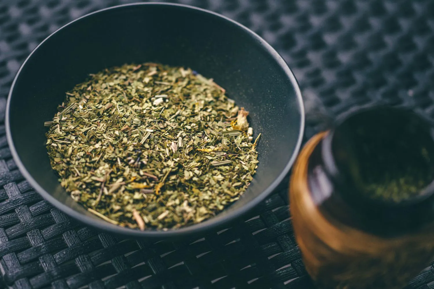 Kurn ja bombilla ning lahtine yerba mate puidust pinnal
