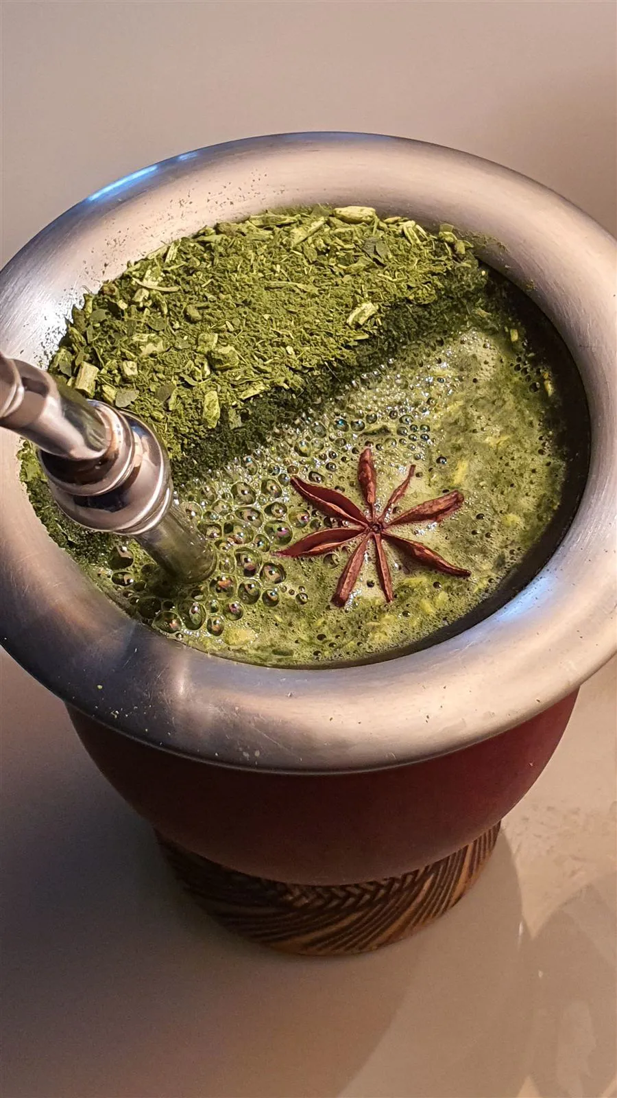 Värskelt valmistatud yerba mate kurnas